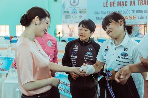 Tuy không liên tục tham gia các chặng đua, Lý Nhã Kỳ dõi theo diễn biến, hoạt động của sự kiện. Cô bày tỏ sự xót xa khi thấy các vận động viên bị ngã trên đường đua, trầy xước, chấn thương nhưng vẫn kiên cường tiếp tục thi đấu. Ngay sau lễ trao giải chung kết tại Bình Dương, Lý Nhã Kỳ dành thời gian thăm hỏi, trò chuyện cùng các nữ vận động viên Nhật Bản bị bó bột ở chặng trước đó.