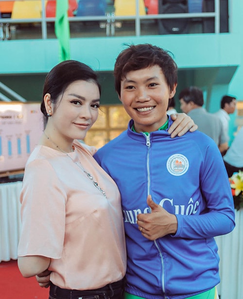 Cô chụp ảnh cùng vận động viên tài năng của Việt Nam - Nguyễn Thị Thật.