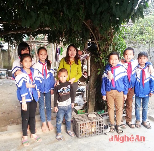trao tặng đàn gà 