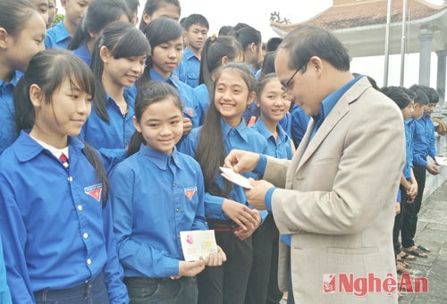 Trao thẻ đoàn viên