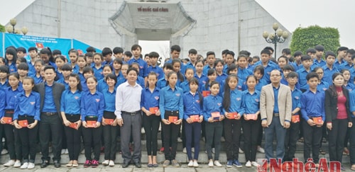 Lớp đoàn viên trẻ dưới tượng đài hữu nghị