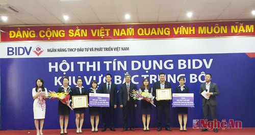 Ban tổ chức trao giải nhất và giải nhì cho các đội