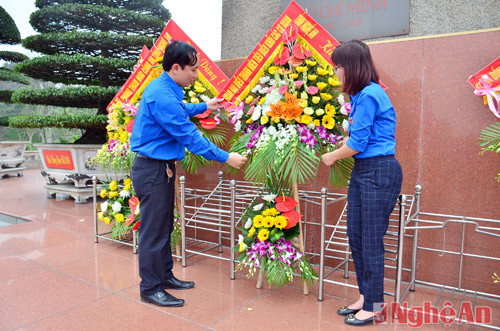 Các đồng chí lãnh đạo Đoàn Khối Các cơ quan tỉnh kính dâng lẵng hoa tươi thăm lên anh linh Bác Hồ.