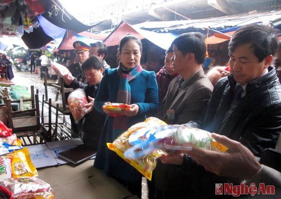 Đồng chí Đinh Thị Lệ Thanh và đoàn liên ngành kiểm tra ATVSTP tại chợ Vinh.  Ảnh: t.s
