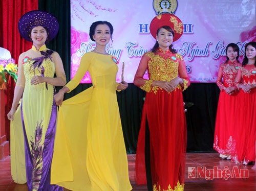 Các thí sinh thể hiện phần thi Trang phục tự chọn với áo dài rực rõ và duyên dáng.