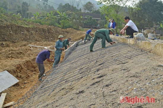 Dự án xây dựng hồ 247 quy mô 9 tỷ đồng do huyện làm chủ đầu tư đang được hoàn thiện sẽ đảm bảo tưới tiêu cho 200 ha lúa của xã, có 40 ha lúa 2 thôn được hưởng lợi từ công trình