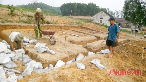  Khởi công nhà tình thương cho mẹ con chị Nguyễn Thị Hiền 