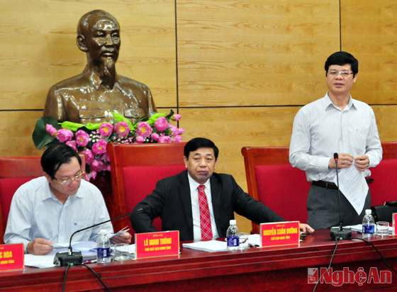 Đồng chí Lê Xuân Đại - Ủy viên Ban Thường vụ Tỉnh ủy, Phó Chủ tịch UBND tỉnh báo cáo tình hình thực hiện kinh tế - xã hội 9 tháng đầu năm 2015
