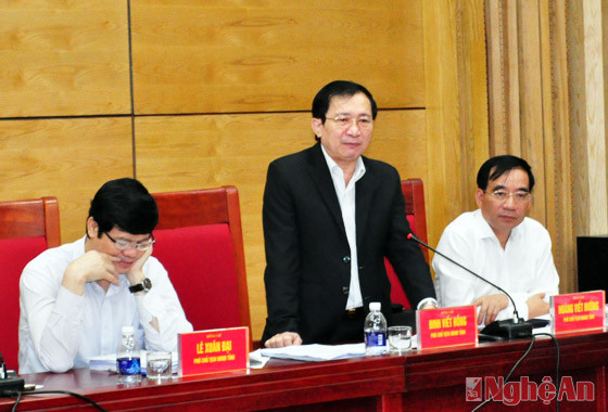 Đồng chí Đinh Viết Hồng - Ủy viên BCH Đảng bộ tỉnh, Phó Chủ tịch UBND tỉnh cho rằng cần chú trọng lãnh đạo, chỉ đạo xóa đói, giảm nghèo trong nông thôn mới