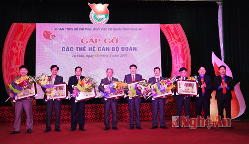 Tặng bằng khen cho cán bộ Đoàn xuất sắc qua các thời kỳ.