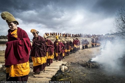 Các nhà sư đang khất hành trong lễ Monlam giữa mùa đông của Tây Tạng. Ảnh: Christopher Roche.