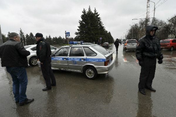 Nhân viên Bộ Nội vụ Nga có mặt ngoài sân bay Rostov-On-Don. Ảnh: Reuters