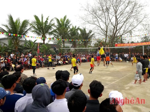 Giải bóng chuyền Nam Nữ đã thu hút hơn 10 đội bóng của các xóm và đơn vị tham gia, với những trận đấu hấp dẫn.