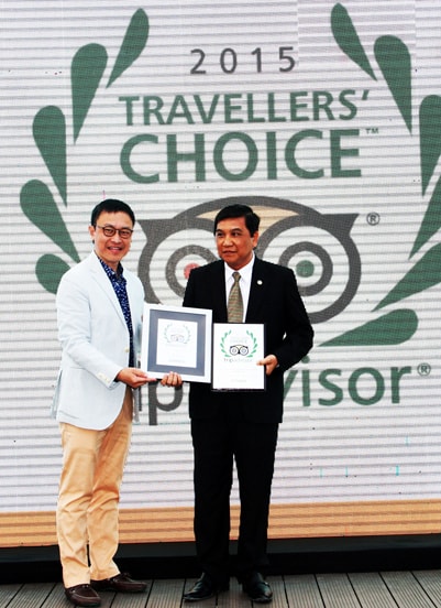 Đại diện của TripAdvisor trao giải cho Chủ Tịch UBND Thành phố Nha Trang.