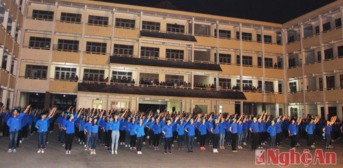 Ngay từ chiều tối, rất đông sinh viên trường Đại học Vinh đã tập trung đông đủ tại khuôn viên trường để tham gia hưởng ứng giờ Trái Đất. 