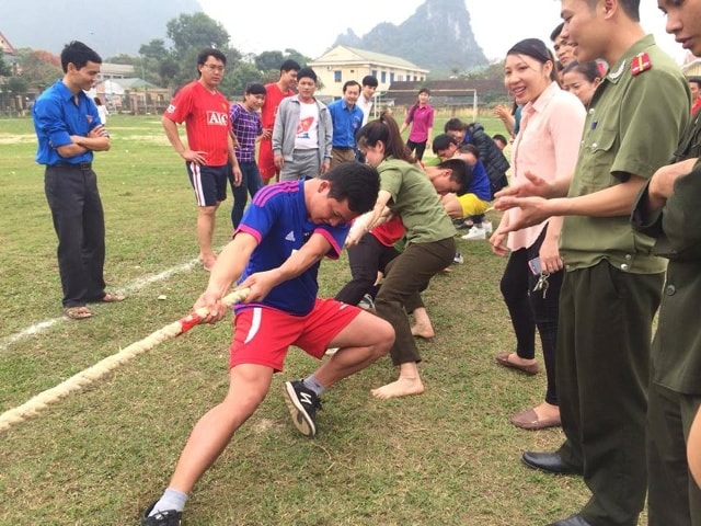 Các đoàn viên thanh niên hào hứng tranh tài ở các môn thể thao, trò chơi.