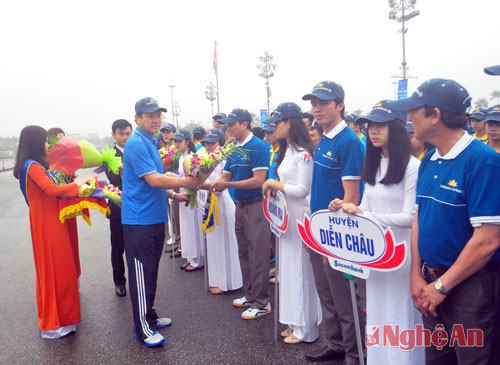 Đồng chí Lê Minh Thông - Phó Chủ tịch UBND tỉnh thay mặt lãnh đạo tỉnh tặng hoa cho các đoàn VĐV tham dự.
