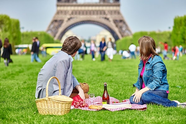 Được đặt chân đến thủ đô Paris hoa lệ và ngắm tháp Eiffel lừng danh thế giới thì còn gì bằng.