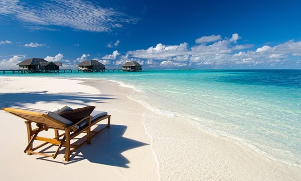 Bãi biển Maldives với nắng vàng, cát trắng, biển xanh.