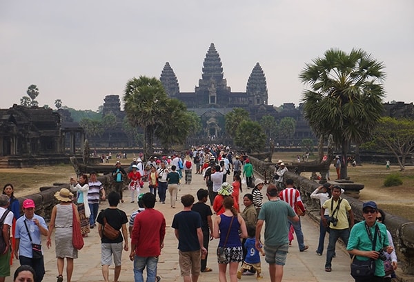 Một Angkor đông đúc khác trong mắt khách du lịch.