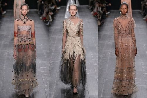 Cùng Marchesa, Valentino cũng là nhà mốt có nhiều mẫu đầm đẹp nhất Tuần thời trang Thu Đông 2016. Valentino được khen ngợi với ba thiết kế xuyên thấu mang âm hưởng văn hóa dân gian và du mục. Chất liệu cao cấp, cộng với màu sắc sang trọng là điểm mạnh của nhà mốt Italy.