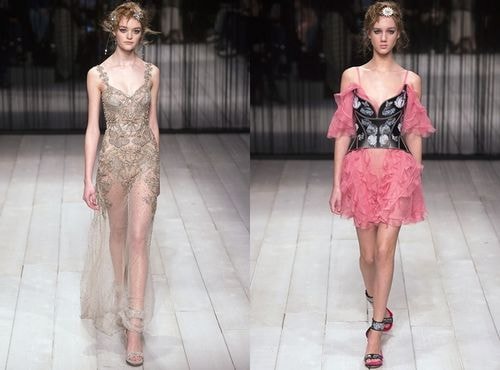 Alexander McQueen gây ấn tượng bằng hai mẫu đầm khác biệt phong cách. Trong khi đầm dài xuyên thấu tôn đôi chân một cách tinh tế thì váy ngắn xếp bèo trễ vai mang đến sự trẻ trung.