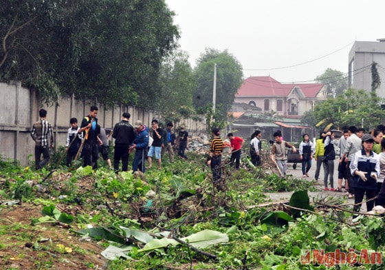 Cán bộ, giáo viên, học sinh Trường THPT Nguyễn Trường Tộ tổng dọn vệ sinh quanh khu vực nhà trường