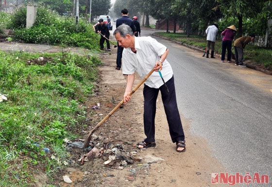 Người dân khối Tân Hòa tự giác làm vệ sinh trong khu vực dân cư