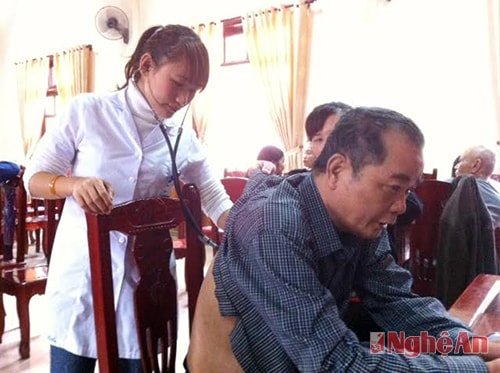 Các bác sĩ CLB Thầy thuốc trẻ Bệnh viện đa khoa huyện Nghi Lộc khám, tư vấn sức khỏe cho người dân.