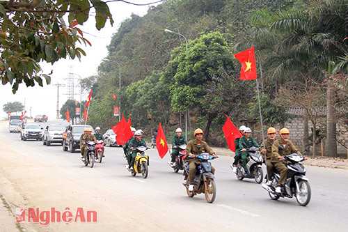 Các đoàn diễu hành tuyên truyền hưởng ứng tuần lễ An toàn vệ sinh lao động- Phòng chống cháy nổ trên các trục đường chính của huyện Quỳ Hợp.