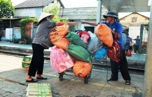 Sự cố bất ngờ khiến nhà ga trở tay không kịp. Số lượng nhân viên vận chuyển hành lý cho hành khách không đủ để phục vụ. Nhiều người già, phụ nữ có con nhỏ phải vất vả với nhiều hàng hóa từ quê vào TP HCM.