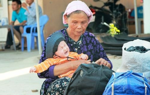 Chị Nguyễn Thị Nhàn (34 tuổi, quê Bắc Giang) cho biết, mình đi cùng mẹ và con nhỏ, mang nhiều quà từ quê vào biếu người thân ở TP HCM. 