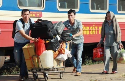 Trong cảnh hỗn loạn vì bất ngờ phải xuống ga trung chuyển, nhiều thanh niên đi tàu một mình đã hỗ trợ những người già, phụ nữ với nhiều đồ dạc.