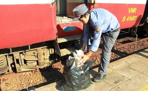 Anh Nguyễn Văn Láng, nhân viên trong tàu mã số tuyến SE7 cho biết, theo đúng lịch trình, anh sẽ về nhà nghỉ ngơi. Nhưng vì những tàu khác từ ga Sài Gòn không thể qua cầu Ghềnh nên anh phải nhận thêm nhiệm vụ mới. 