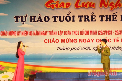 Tiết mục song ca do các chiến sỹ Công an tỉnh biểu diễn. 