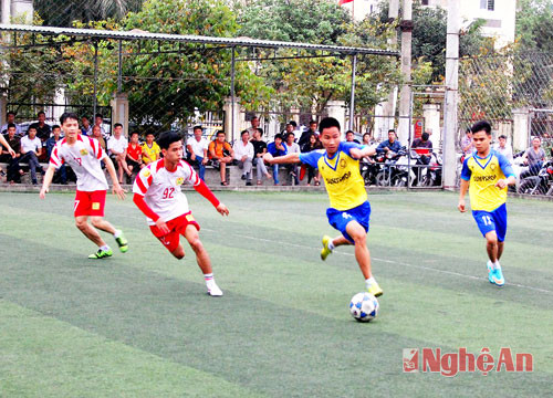 Các cầu thủ tranh tài ở Vinh League 2015