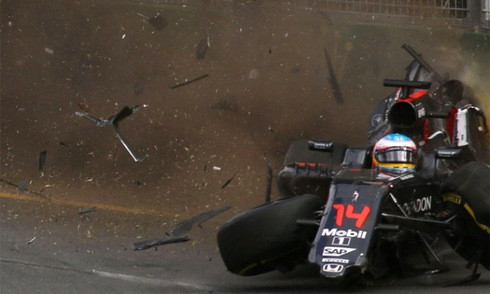 Alonso thoát chết trong tai nạn kinh hoàng ở GP Australia