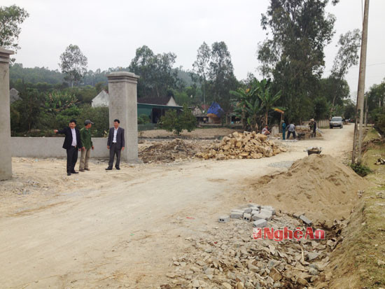 Cán bộ dân vận huyện Hưng Nguyên vận động nhân dân xóm 1 - Hưng Yên Bắc chung tay xây dựng NTM.