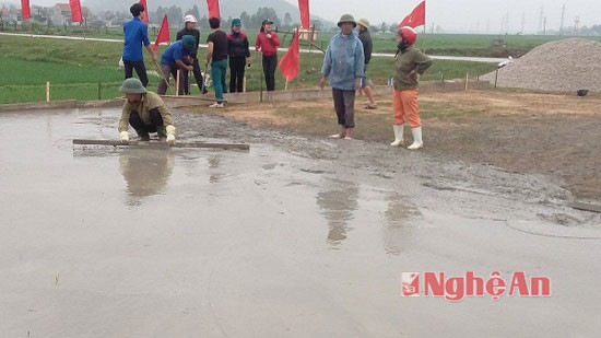  BTV Huyện Đoàn Hưng Nguyên xây dựng sân bóng chuyền cho ĐVTN vùng giáo Hưng Châu. 