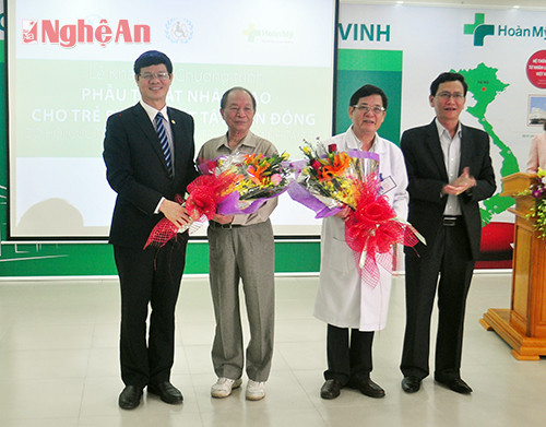 Lãnh đạo tỉnh, Sở LĐ,TB&XH tặng hoa cho bác sỹ Lê Đức Tố 