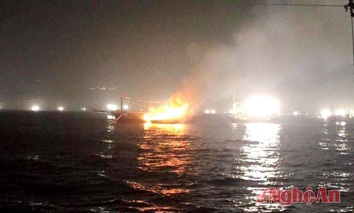 Tàu cá của ngư dân xã Quỳnh Nghĩa (Quỳnh Lưu) bị cháy trên biển, ngày 8/3/2016
