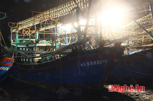 - Tối 10/3, hàng trăm người dân xã Tiến Thủy, huyện Quỳnh Lưu cùng nhau có mặt tại bến cá thôn Phong Thắng để chữa cháy tàu cá.