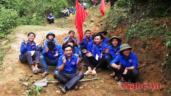 Đồng chí Lô Văn Thuận (thứ 4 phải sang) và đoàn viên thanh niên xã Tri lễ trong giờ nghỉ của đợt làm đường lên các bản Mông tháng 10/2015.