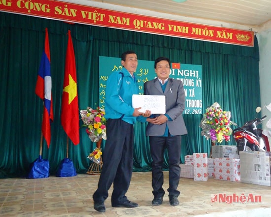Đồng chí Lô Văn Thuận (bên phải) tặng quà cho Bí thư Đoàn cụm Bản Phăn Thoong - Mường Quắn -nước CHDCND Lào.