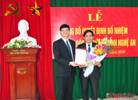 Đồng chí Lê Xuân Đại - Ủy viên Ban Thường vụ Tỉnh ủy, Phó Chủ tịch UBND tỉnh báo cáo tình hình thực hiện kinh tế - xã hội 9 tháng đầu năm 2015