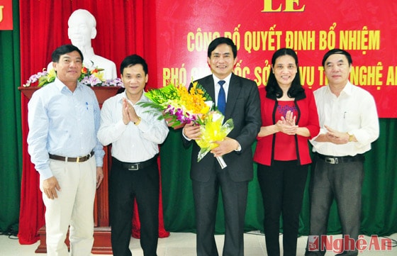 Thường trực và các Ban, Văn phòng HĐND tỉnh tặng hoa chúc mừng đồng chí Trần Quốc Chung nhận nhiệm vụ mới