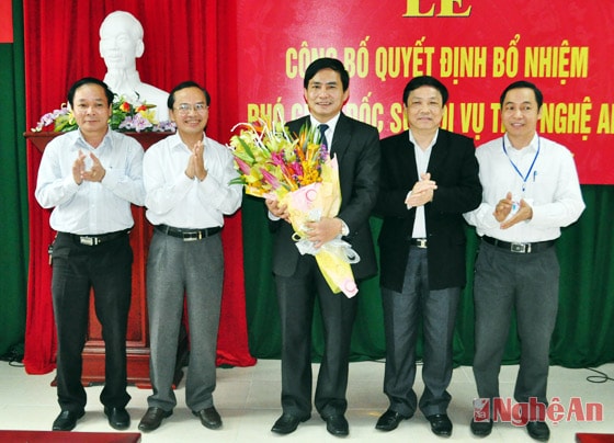 Ban Giám đốc Sở Nội vụ tăng hoa chúc mừng đồng chí Trần Quốc Chung