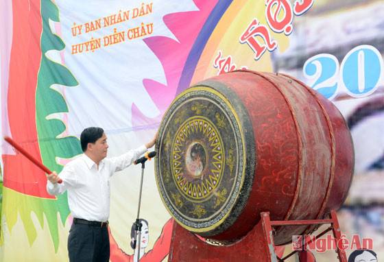 Đồng chí Chu Thế Huyền, Tỉnh ủy viên, Chủ tịch UBND huyện Diễn Châu đánh trống khai hội.