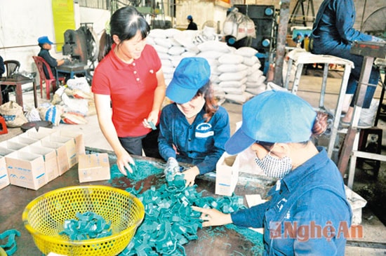 Sản xuất ke chống bão tại doanh nghiệp Định  Nhàn ở TP Vinh ảnh - Hoàng Vĩnh