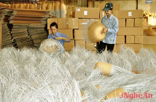 Sản xuất chụp đèn lồng tại Công ty TNHH Đức Phong.
